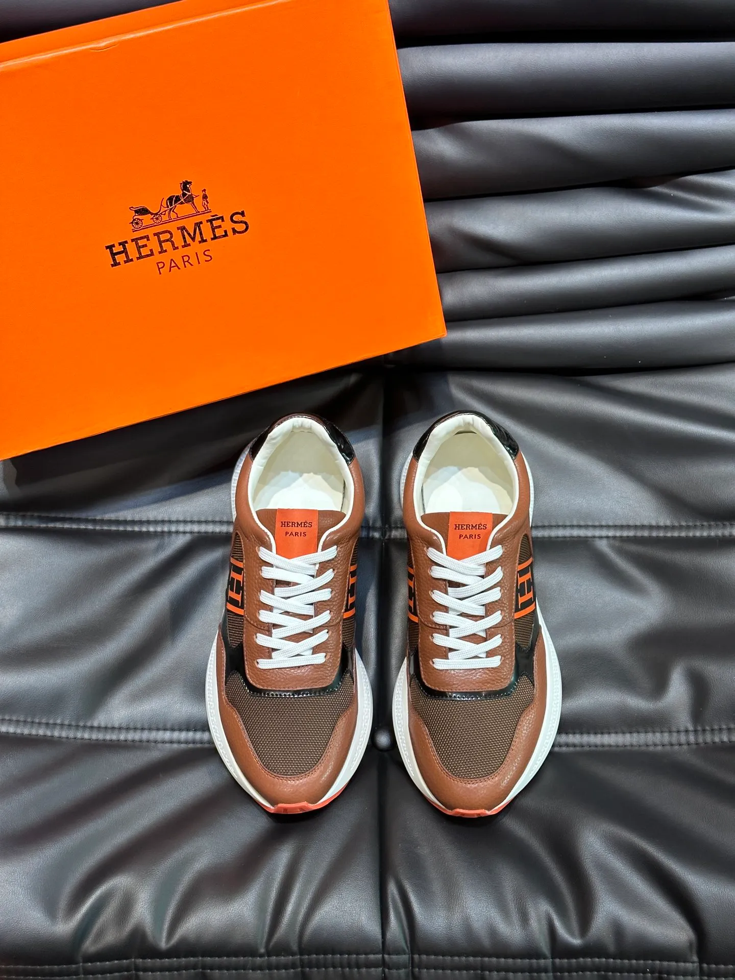 Factory price: 520💰HERMES/Hermes Hugo thick-soled sneakers are casual men's shoes. These sneakers are made of imported first-layer cowhide leather and breathable mesh design. The contrasting color design creates a dynamic and modern shape. The front end of the toe is decorated with natural-color rubber inlays, making it novel and fashionable. The texture is incomparable, with cowhide lining and cowhide foot pads, the upper foot is comfortable and breathable, and the rubber sole is decorated with geometric patterns and iconic "H" details. A very personal one! Size: 39-44 (customized at 38.45)
